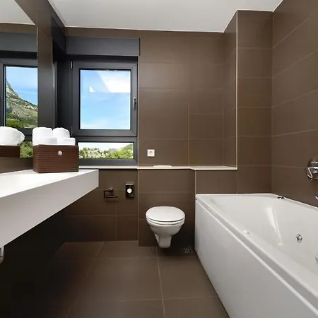 View A Luxury In Makarska, Heated Private Pool, Jacuzzi, Gym 마카르스카